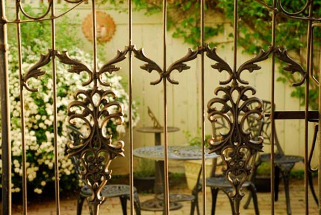 The Secret Garden Inn Kingston Exteriör bild