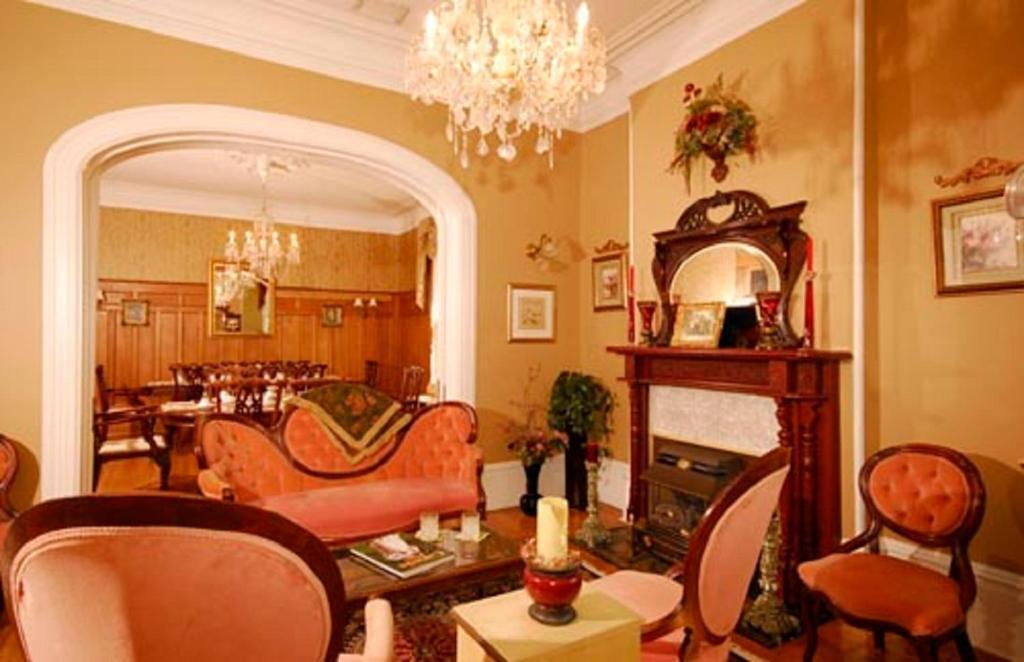 The Secret Garden Inn Kingston Exteriör bild